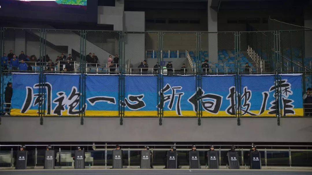 梅西回归首秀大放异彩，塔图姆主场球迷高呼名字